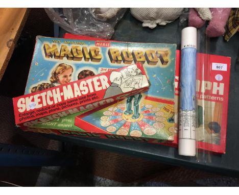 A COLLECTION OF VINTAGE BOXED GAMES TO INCLUDE A SPIROGRAPH, MAGIC ROBOT, SKETCH-MASTER ETC. 