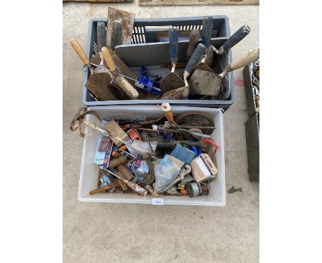 AN ASSORTMENT OF TOOLS TO INCLUDE TROWELS, G CLAMPS AND SOCKETS ETC 