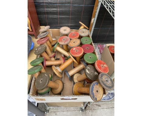 AN ASSORTMENT OF VINTAGE WOODEN BOBBIN REELS 