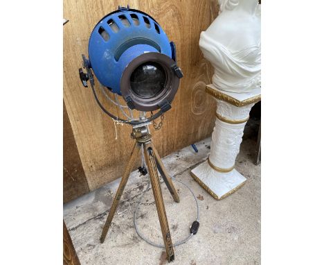 A THEATRE/PHOTOGRAPHIC STYLE LAMP ON AN ADJUSTABLE TRIPOD BASE BELIEVED WORKING ORDER BUT NO WARRANTY 