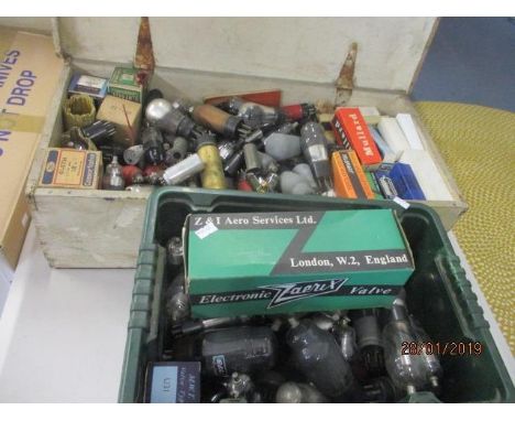 A quantity of vintage radio valves 