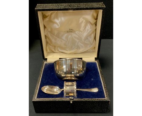 A cased George V silver christening set, bowl, napkin ring and spoon, Walker &amp; Hall, Sheffield 1940, 4.87ozt. 