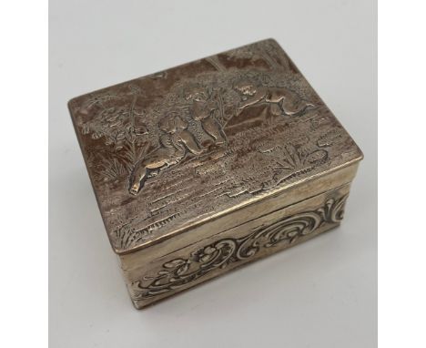 A London import silver snuff box. Depicting three cherubs to the lid. [2.8x5.2x4.2cm] 