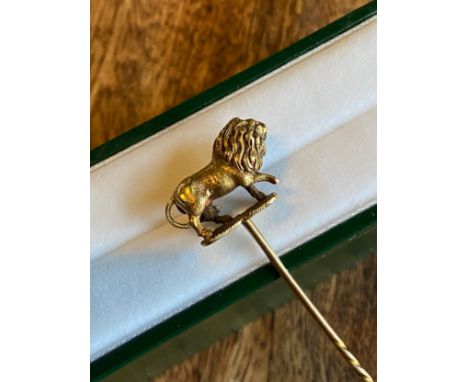 Antique gold pin with a gold lion figure finial [8.5cm in length] [7.35grams] 