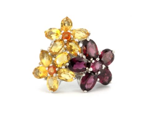 A 925 silver flower shaped ring set with rodolite garnets and citrines, (N.5).