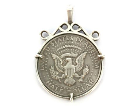 A 1971 USA half dollar coin set as a pendant in a white metal (tested silver) mount, L. 4.5cm.