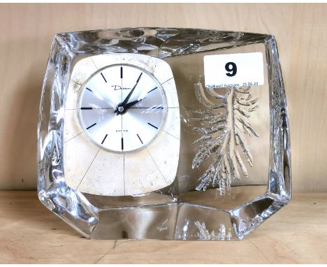 A French Daum signed crystal vintage mantle clock with battery movement, H. 14cm. Condition: movement untested.