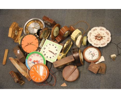 A quantity of mixed vintage clocks.