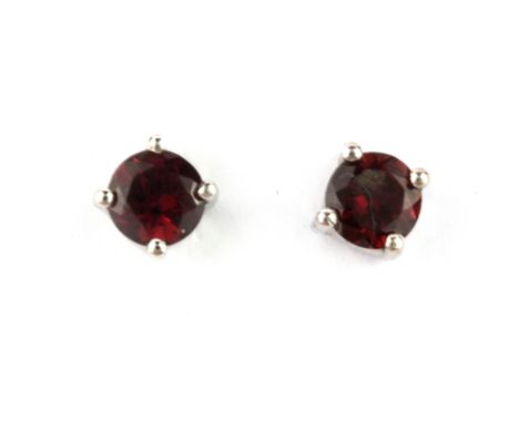 A pair of 925 silver garnet set stud earrings, Dia. 0.5cm.