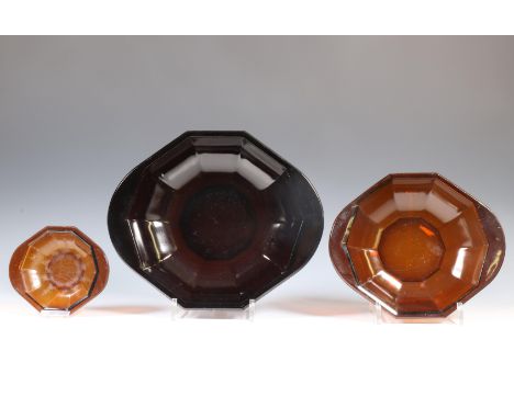 K. P. C. de Bazel (1869-1923), nest van drie oranje persglazen schalen, ontwerp 1920; Uitvoering Glasfabriek Leerdam. (grote 