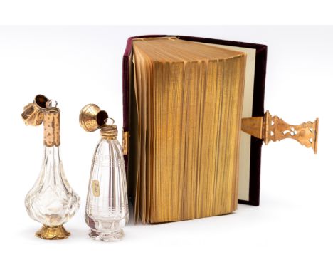 Twee kristallen parfumflacons en een bijbel, 19e eeuw. Allen voorzien van 14 kt. gouden monteringen, gedecoreerd met gravé. D