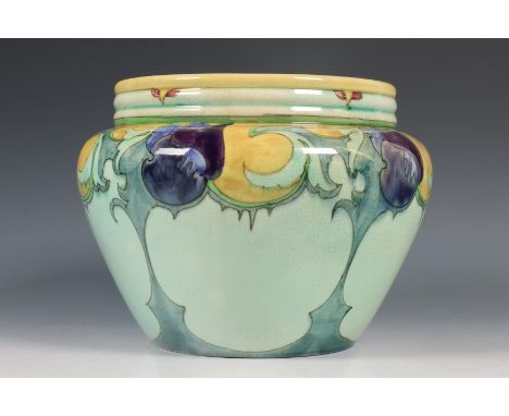 N.V. Plateelbakkerij Zuid-Holland, aardewerk cache-pot, circa. 1904; Uitgevoerd met polychroom geschilderde florale decoratie