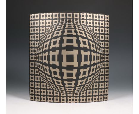 Rosenthal, ontwerp Victor Vaserely, zwart-gouden op-art vaas, 'Vega', gesigneerd en genummerd 68/300 h.28 cm. b. 25,5 cm. [1]