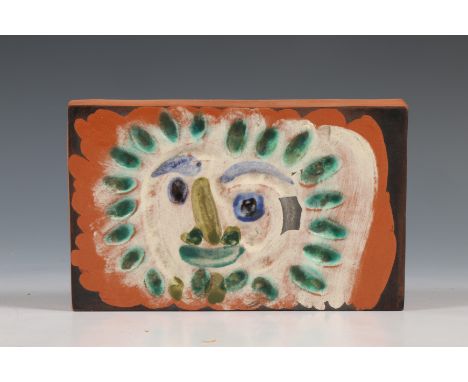 Pablo Picasso (1881-1973), terracotta plaquette 'Petit Soleil', A.R. 544, 1968/1969; Uitgevoerd met polychrome schildering en