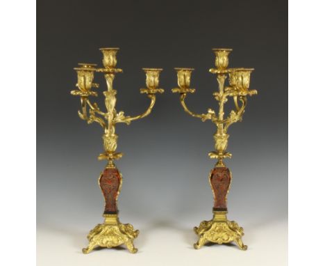 Paar verguld bronzen vierlichts kandelabers, Napoleon III, 19e eeuw, de schildpad fineer stam met boulle marketerie. h. 45 cm