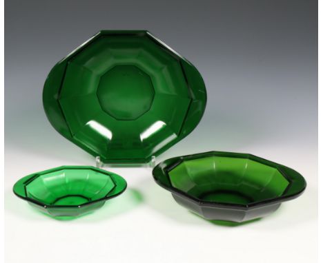 K. P. C. de Bazel, set van drie groen persglazen schalen, ontwerp 1920; Uitvoering Glasfabriek Leerdam, allen met meegeperst 