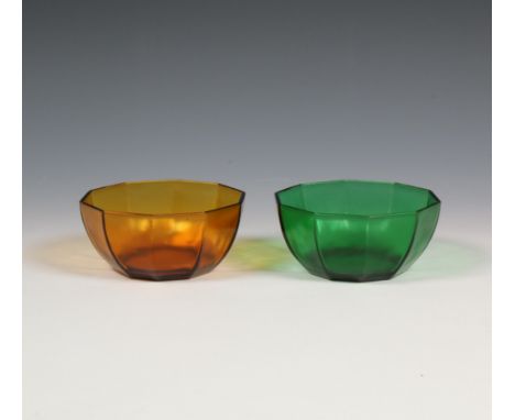 K. P. C. de Bazel (1869-1923), twee persglazen vingerkommen, ontwerp 1920; Glasfabriek Leerdam, uitgevoerd in groen en oranje