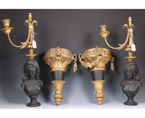 Frankrijk, paar verguld houten en deels geëboniseerde twee lichts wandappliques, Louis XVI stijl, 19e eeuw; De appliques gepl