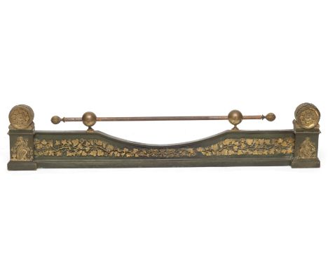 Frankrijk, vergulde en groen gepatineerd bronzen haard fender, Empire, circa 1810; Uitgevoerd met decoratie van bladeren, roz