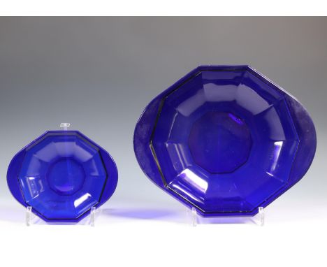 K. P. C. de Bazel (1869-1923), twee kobalblauwe persglazen schalen, ontwerp 1920; Uitvoering Glasfabriek Leerdam. l. 18 - 30 