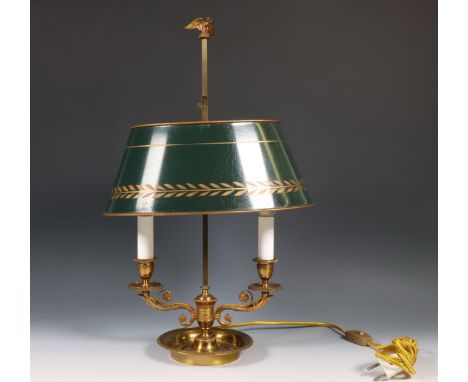 Frankrijk, vuurvergulde koperen bouilotte lamp, Empire stijl, circa 1900 Uitgevoerd met groen gelakte metalen kap, bekroond d