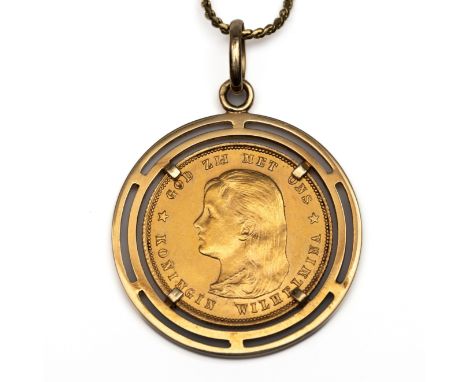 Gouden tientje, Wilhelmina met loshangend haar, 1897. In een 14 kt. gouden munthanger. Aan een 14 kt. gouden collier bestaand
