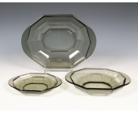 K. P. C. de Bazel (1869-1923), nest van drie grijze persglazen schalen, ontwerp 1920; Uitvoering Glasfabriek Leerdam, allen m