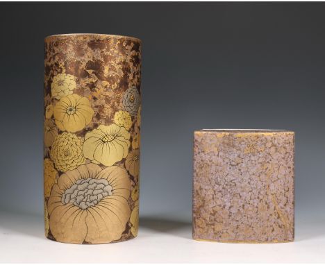 Rosenthal, twee porseleinen vazen, ondermeer ontwerp Alain le Foll, h. 13,5 - 24,5 cm. [2]