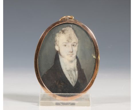 Portret medaillon van een heer, begin 19e eeuw. in beneden wettelijk gehalte gouden montuur, de achterzijde met gevlochten ha