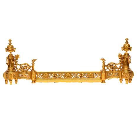 Frankrijk, verguld bronzen open haard fender, Louis XVI stijl, 19e eeuw Uitgevoerd met decoratie van vazen, guirlande en nimf