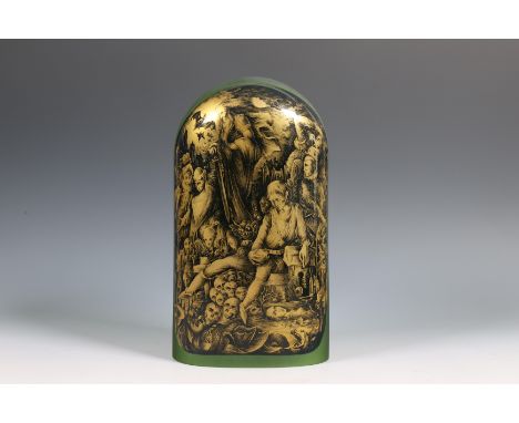 Italië, groen glazen deels gesatineerde lamp stolp, gedateerd 1982; Uitgevoerd met verre églomisé 'Fantasy' voorstelling van 