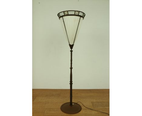 C.J. Gellings (1892-1959), staande smeedijzeren schemerlamp, 30/40-er jaren, de conusvormige kap met geplisseerde witte stof 