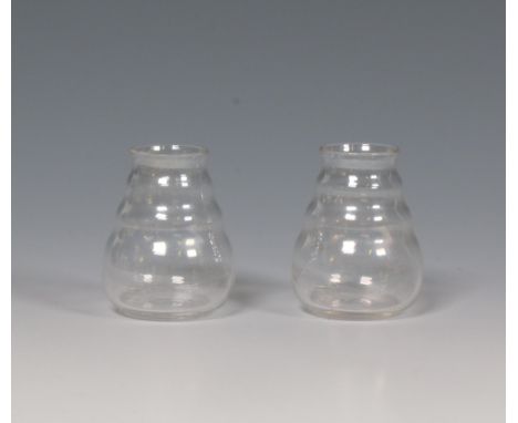 K. P. C. de Bazel (1869-1923), paar helderglazen lentebloem vaasjes, ontwerp 1920; Uitvoering Glasfabriek Leerdam. Met geëtst