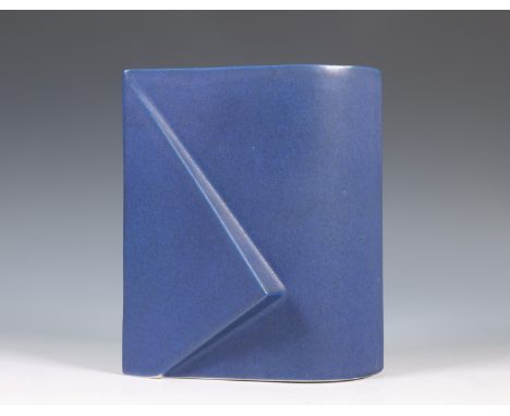 Jan van der Vaart, blauw geglazuurd aardewerk serica vaas, model envelop, '92 onderzijde met ingekerfd 'wiel' en vd Vaart '92