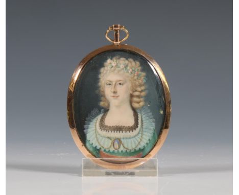 Portret miniatuur, dame met bloemenkrans in het haar, kanten kraag en collier met Wedgwood Jasperware hanger, begin 19e eeuw.