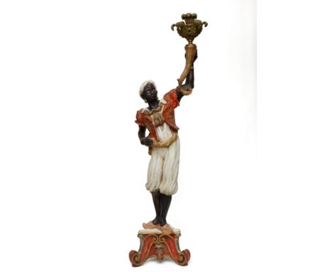 Italië, gestoken lindenhouten en polychroom geschilderde sculpturale lamp, laat 19e eeuw; Voorstellende jongeman met eenlicht