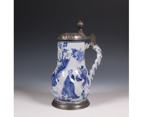 Delftware, blauw wit aardewerk klepkan met tinnen montering, 18e eeuw Met chinoiserie decoratie. 19e eeuwse tinnen montering.