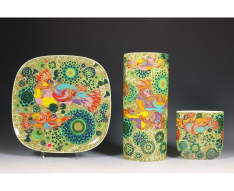 Bjorn Wiinblad, twee gekleurd porseleinen vazen en een bord, decor, 'firebird paradise', uitvoering Rosenthal, h. 4,5 - 32 cm