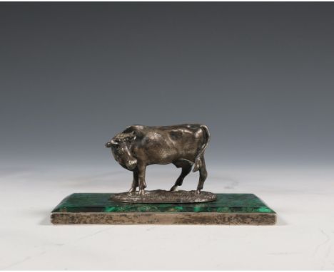 Fabergé, zilveren en malachiet presse-papier, 1899-1908; Uitgevoerd met sculptuur van koe, geplaatst op malachiet voet met zi