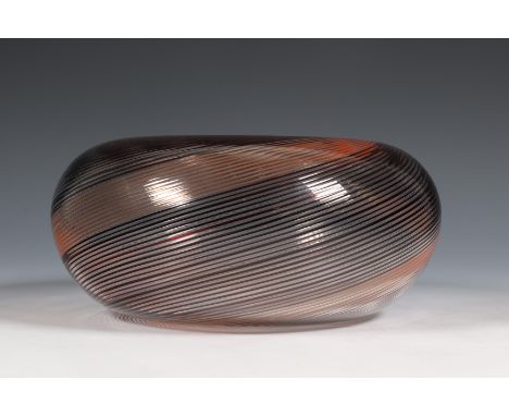 Rosenthal, glazen vaas met zwarte spiraal, onduidelijk gesigneerd en genummerd 009-52/200 h. 10 cm. diam. 23 cm. [1]