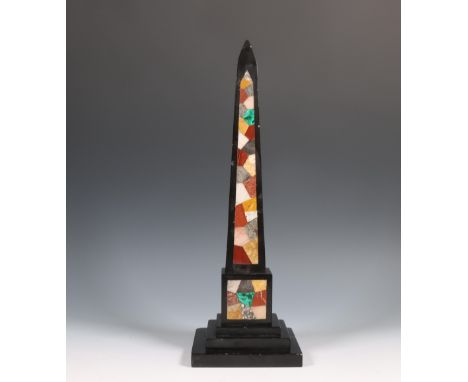 Italië, zwart hardstenen Grand Tour model van obelisk, 19e eeuw; Uitgevoerd met ingelegde mineralen w.o. malachiet en rozenkw