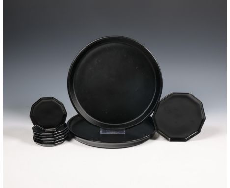 K. P. C. de Bazel (1869-1923), tienkantige zwart gesatineerd glazen flessenbak en zes onderzetters, 1920; Hierbij A. D. Copie