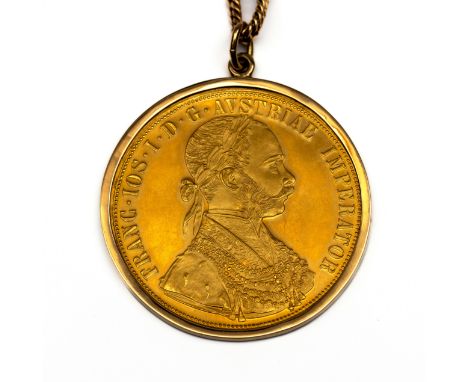 Oostenrijk - Hongarije, gouden 4 dukaat munt, 1915. In een 14 kt. gouden munthanger. Aan een 18 kt. gouden gourmet schakel co