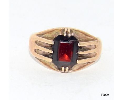 9ct gold mans garnet sygnet ring size O