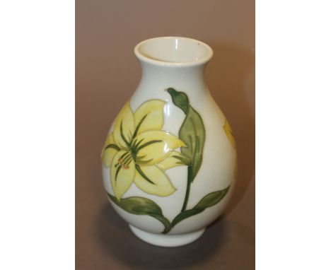 A LARGE VINTAGE MOORCROFT YELLOW FLOWER VASE 