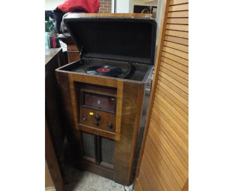 A VINTAGE GRAMAPHONE/WIRELESS  A/F