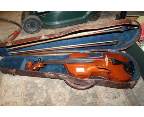 A CASED VINTAGE VIOLIN