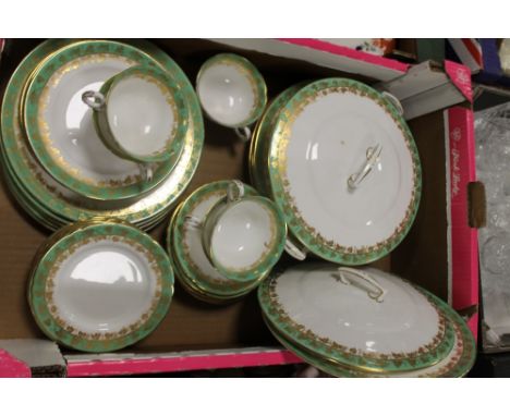 A TRAY OF GREEN AND WHITE GILDED ROYAL WORCESTER TEA AND DINNERWARE TO INCLUDE A TUREEN 