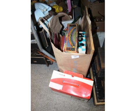 A SELECTION OF VINTAGE BOARD GAMES, DIGITAL PHOTO FRAME ETC. 