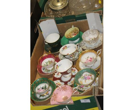 A TRAY OF VINTAGE CUPS AND SAUCERS TO INCLUDE FOLEY CHINA EXAMPLES 